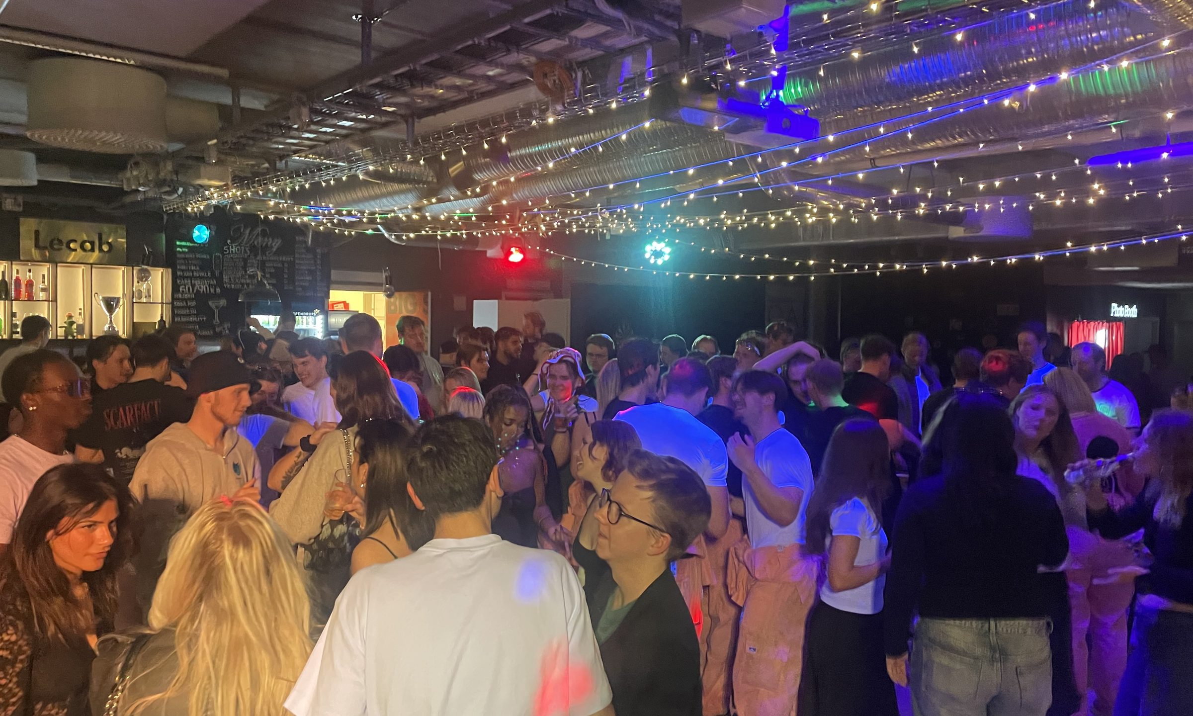 Fullt dansgolv under ljusslingorna på C.A.P.S